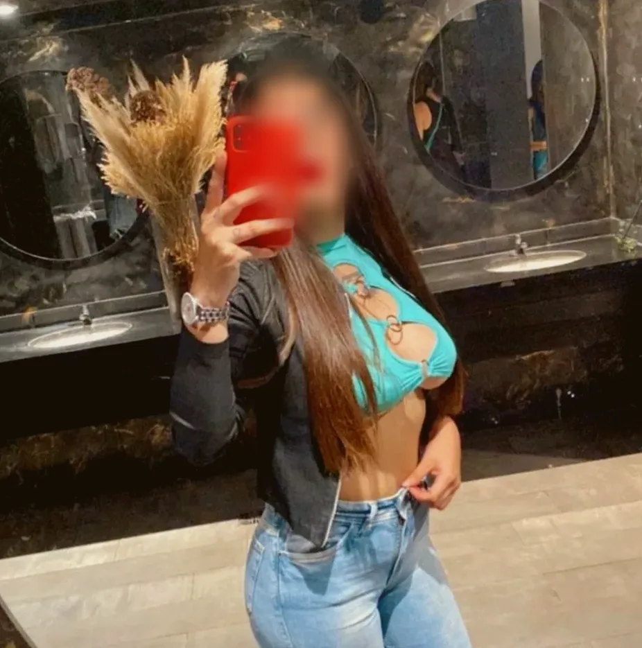 Isabel, 35