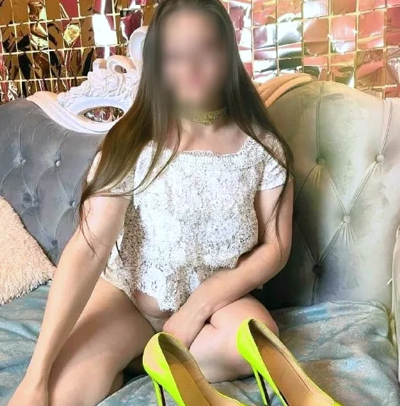 Julie, 28